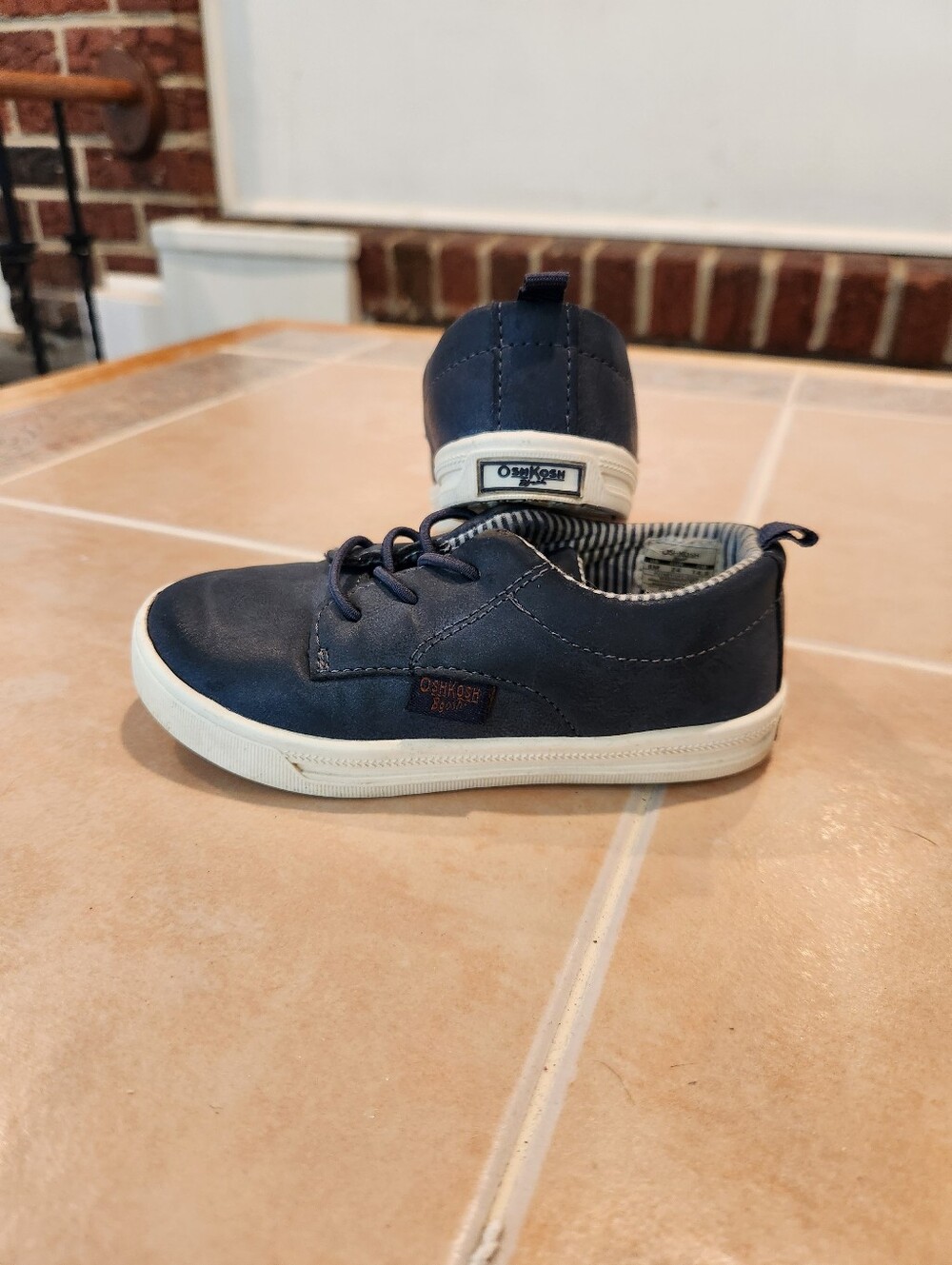 Size 8 Boys oshkosh Casual navy Shoes